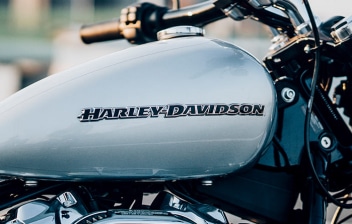 Logo Harley Davidson en una moto
