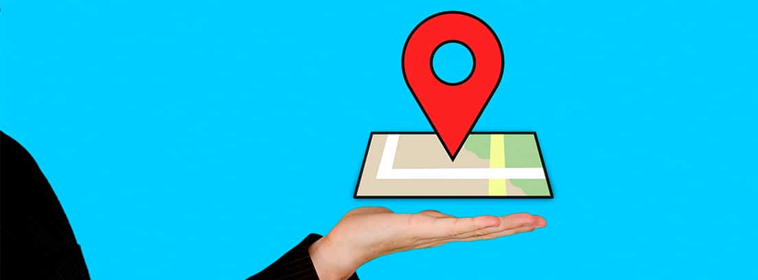 Ilustración que muestra una mano sujetando un mapa de Google con el símbolo de ubicación
