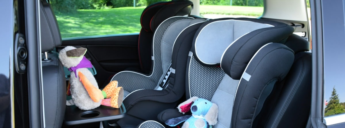varias sillas infantiles colocadas en los asientos traseros del coche