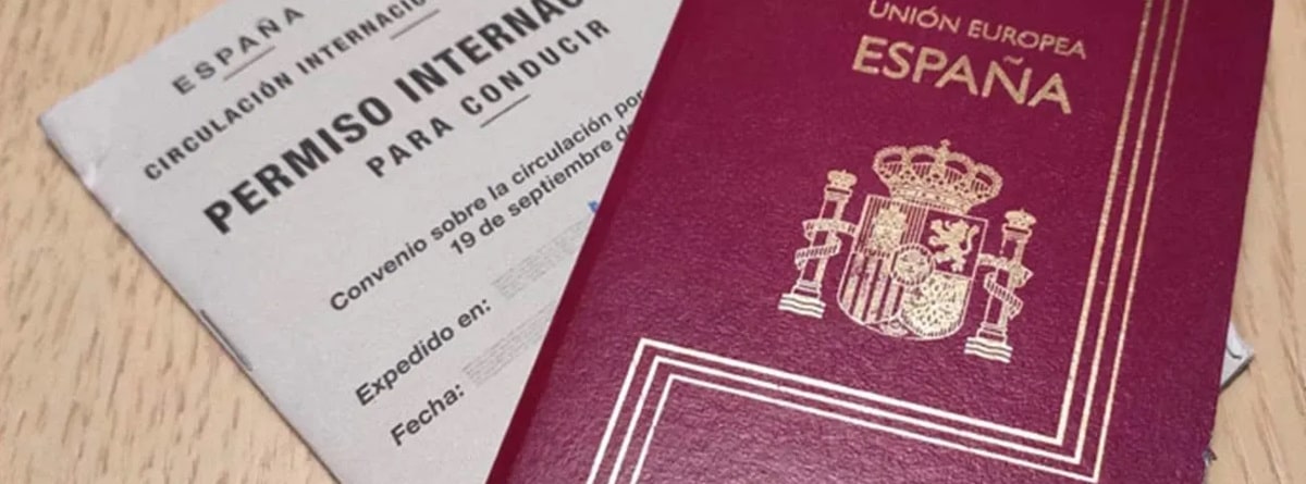 Permiso internacional de conducir y pasaporte