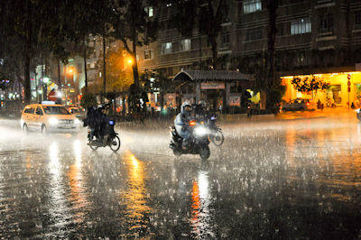 Conducir tu moto en lluvia