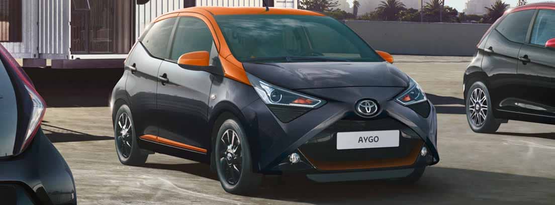 Toyota Aygo en negro y naranja