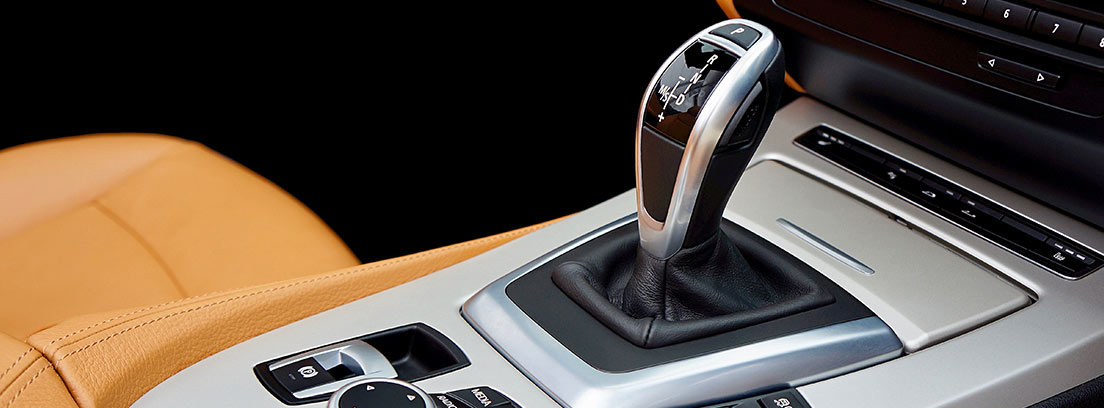 Vista interior coche con palanca de cambios automática en acero y negro