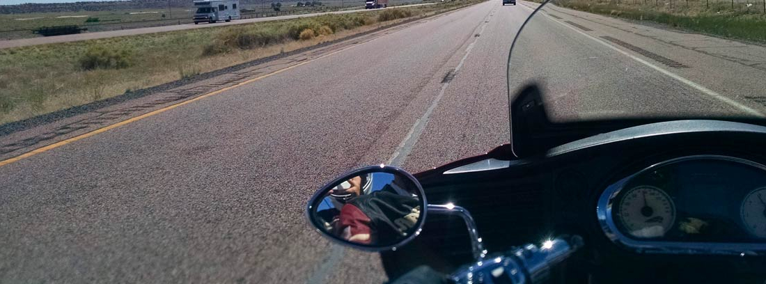 Vista del panel central de una moto circulando por una autopista