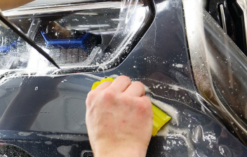 Proceso de instalación de un film protector de la pintura del coche