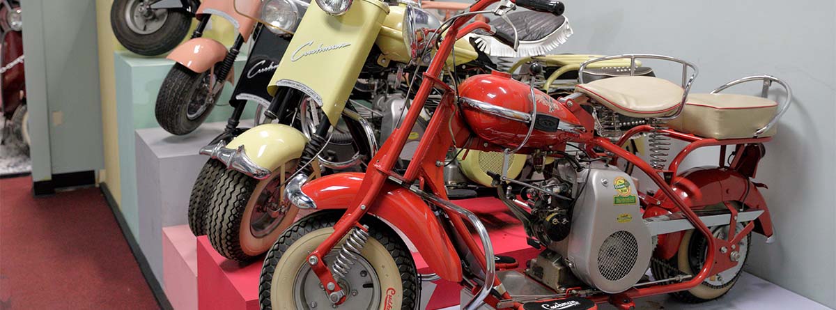 Varias motos clásicas en un museo