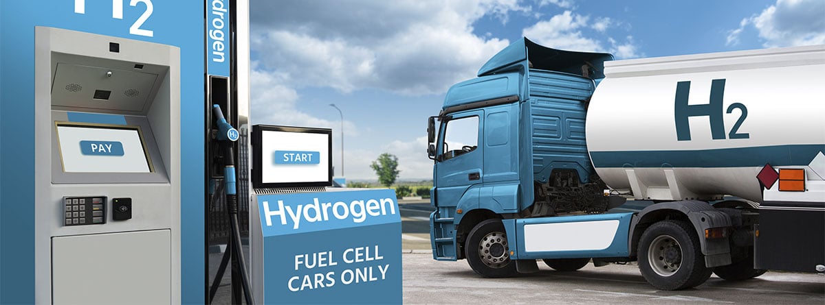 Camión con remolque de combustible de hidrógeno en una estación de servicio de Hidrógeno