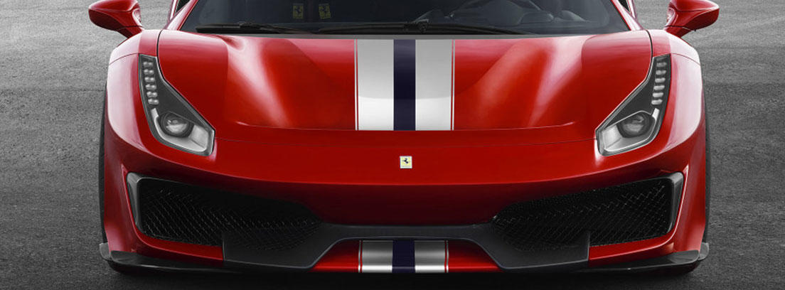 Vista frontal delantera de coche rojo con línea blanca y nedra en el centro del capot.
