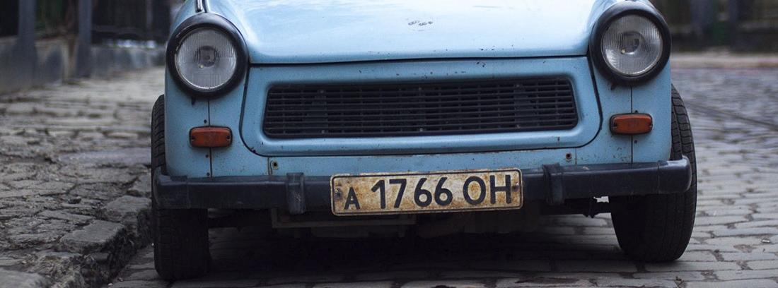 Frontal de un coche clásico en color azul.