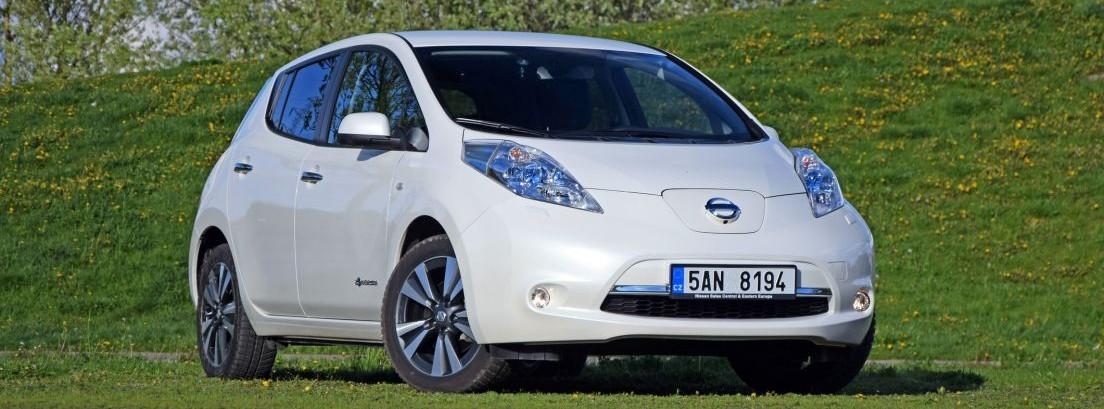 Nissan Leaf en un prado verde