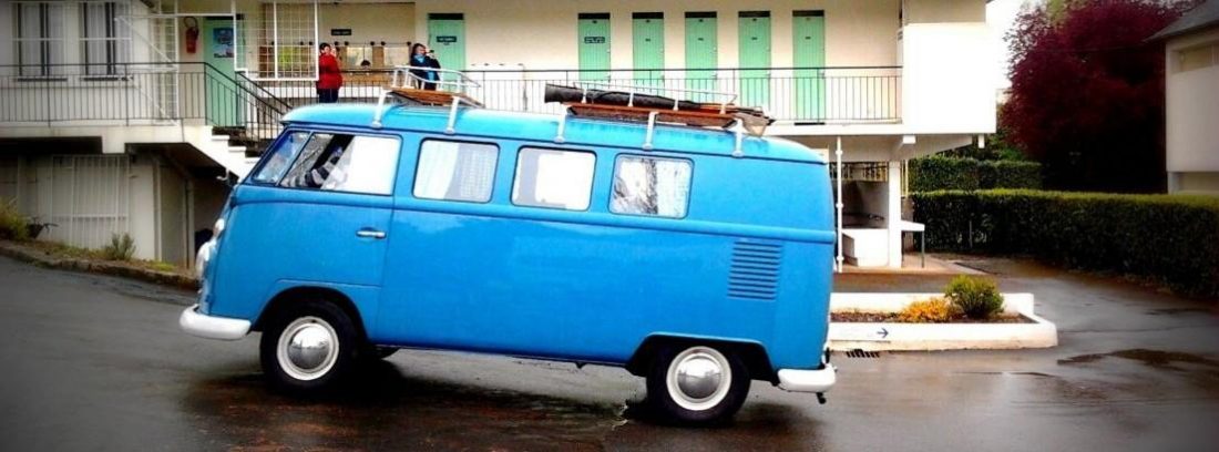 Cómo camperizar una furgoneta azul para viajar