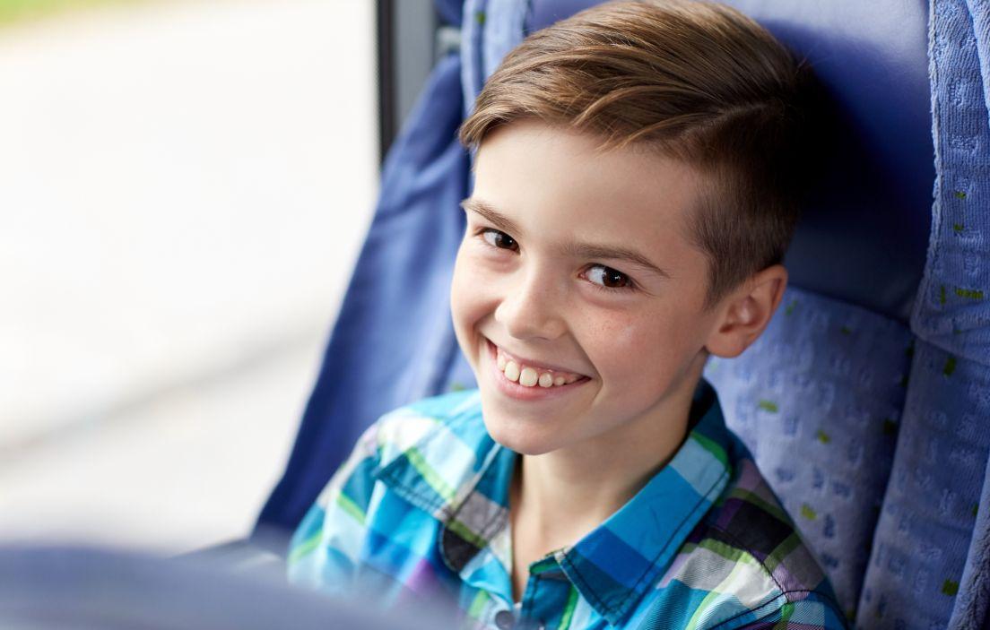 ¿Cómo deben viajar los niños en los autobuses?