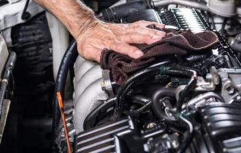 Cómo limpiar el motor del coche correctamente