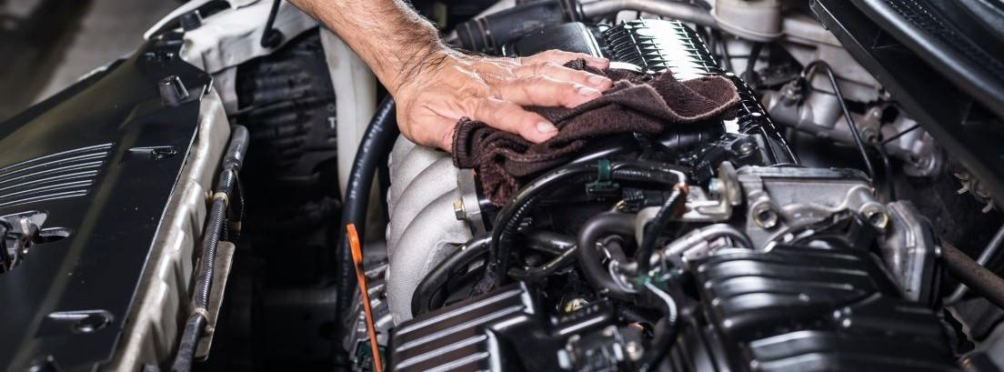 Cómo limpiar el motor del coche correctamente
