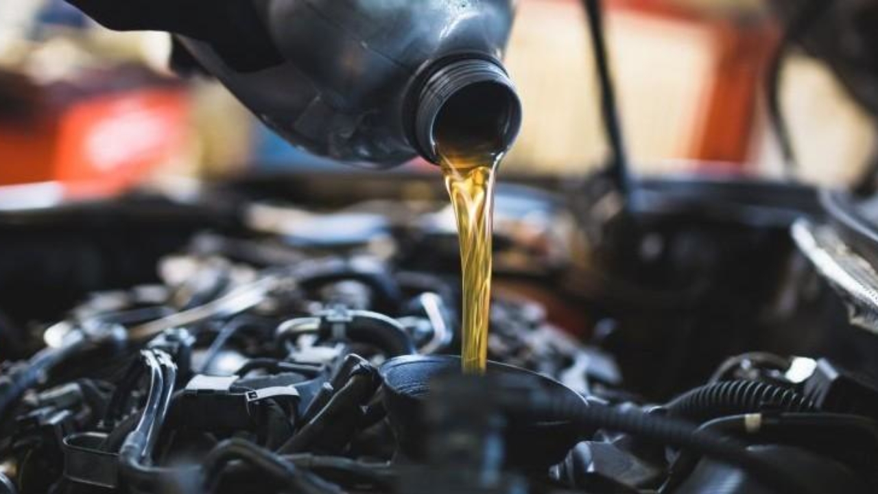 límite sentido común exilio Cómo mirar el nivel del aceite del coche- canalMOTOR