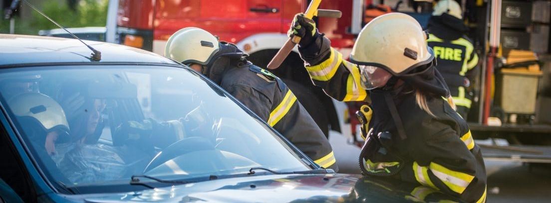 Hombre rompiendo cristal del coche en caso de emergencia