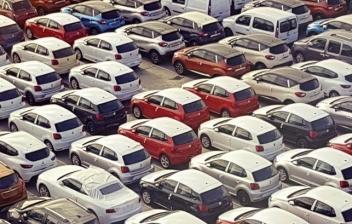 muchos coches aparcados vistos de el aire