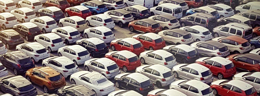 muchos coches aparcados vistos de el aire