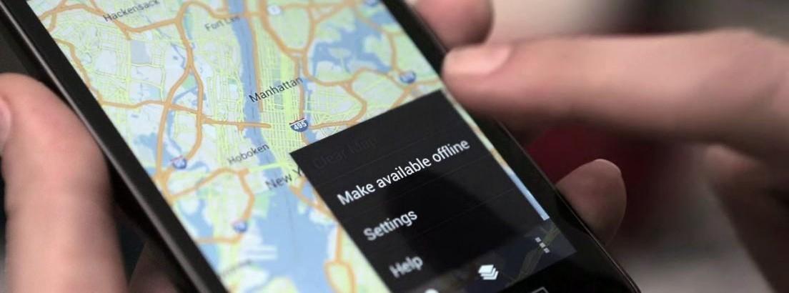Smartphone con app de Google Maps moto ruta
