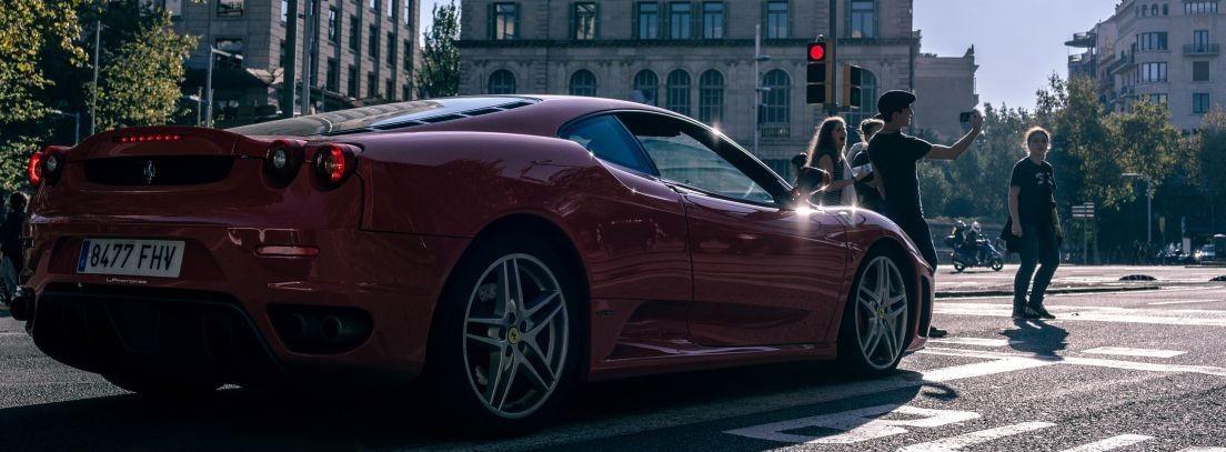 Vista trasera del Ferrari  rojo