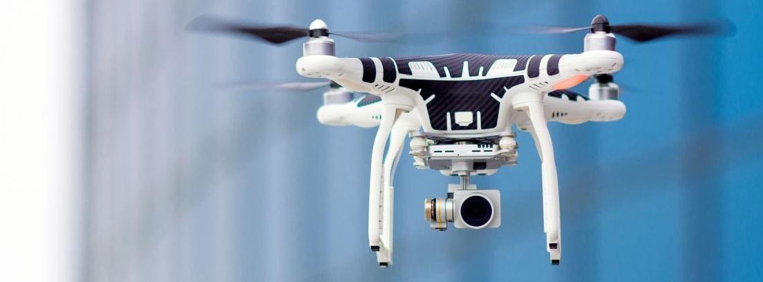 Drone con cámara volando