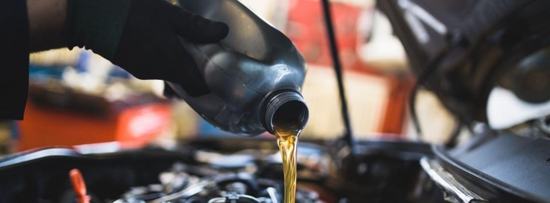 ¿Por qué un coche consume más aceite del normal?