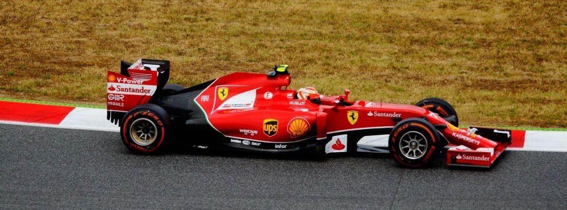 Primer plano de Schumacher subido a un Ferrari