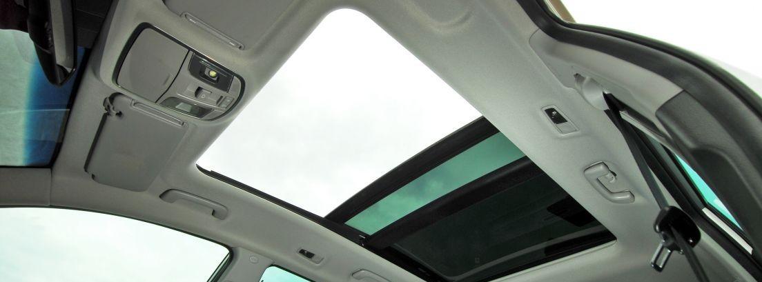 techo solar abierto de un coche