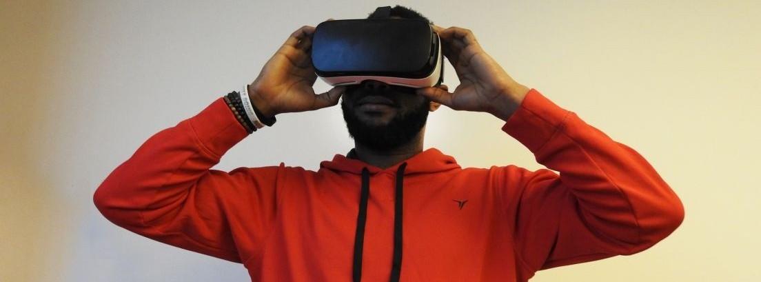 Una persona con gafas de realidad virtual conduciendo