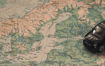 Coche de juguete negro sobre un mapa de Europa