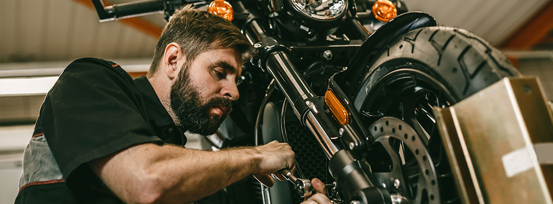 Cuándo debe pasar una motocicleta la primera inspección técnica periódica.