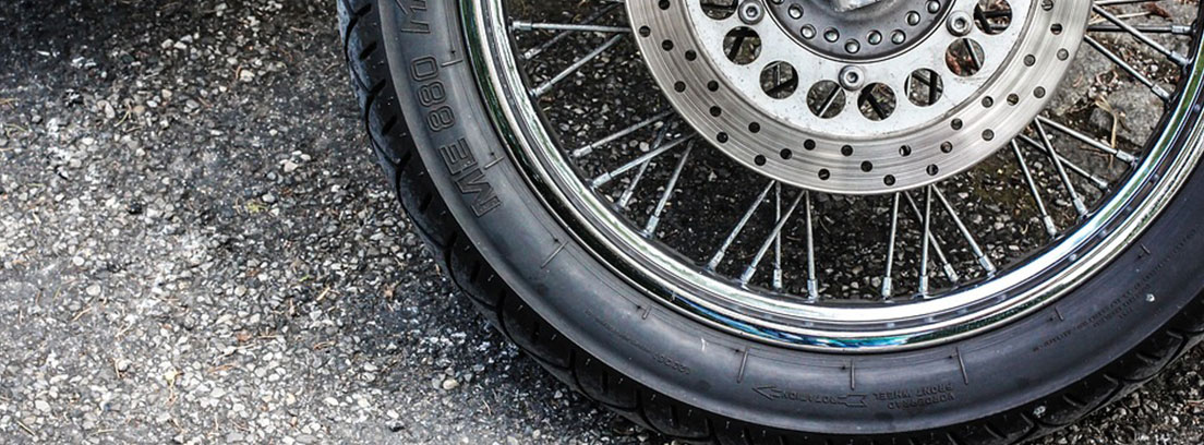 Detalle de una rueda radial de una motocicleta
