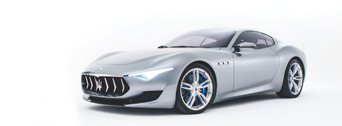 Maserati Alfieri de color gris sobre fondo blanco