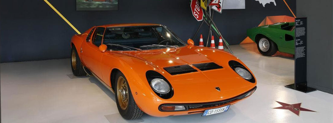 Lamborghini Miura P400 de color naranja en el museo Lamborghini