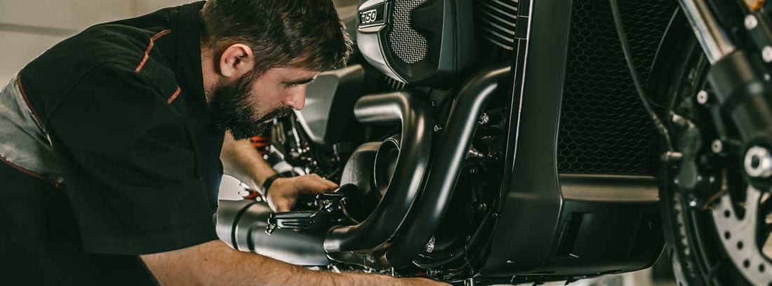 Mecánico cambiando el aceite para motocicleta