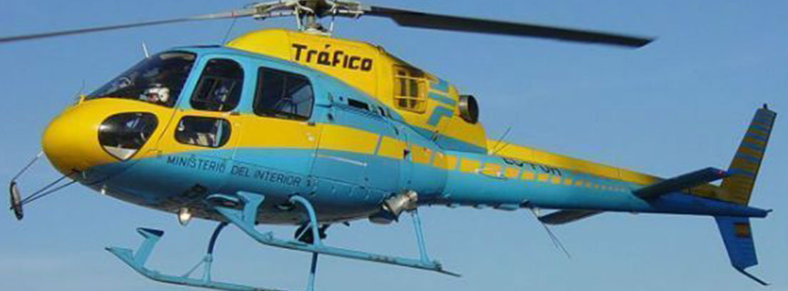 Helicóptero de tráfico amarillo y azul de tráfico volando.