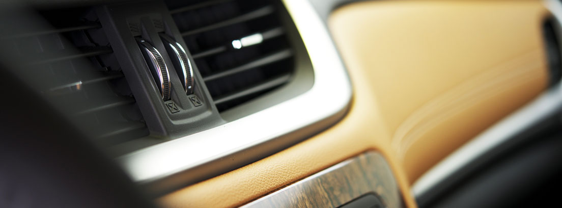 Rejillas de ventilación en el interior de un coche