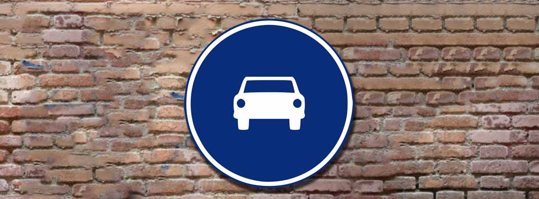 Señal de tráfico R-404 de paso obligatorio para automóviles excepto motocicletas