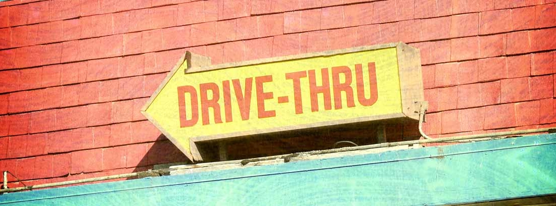 Flecha con las palabras ‘drive-thru’ de un restaurante con