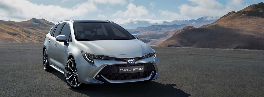 El nuevo Toyota Corolla Hybrid Touring Sports en una carretera entre montañas