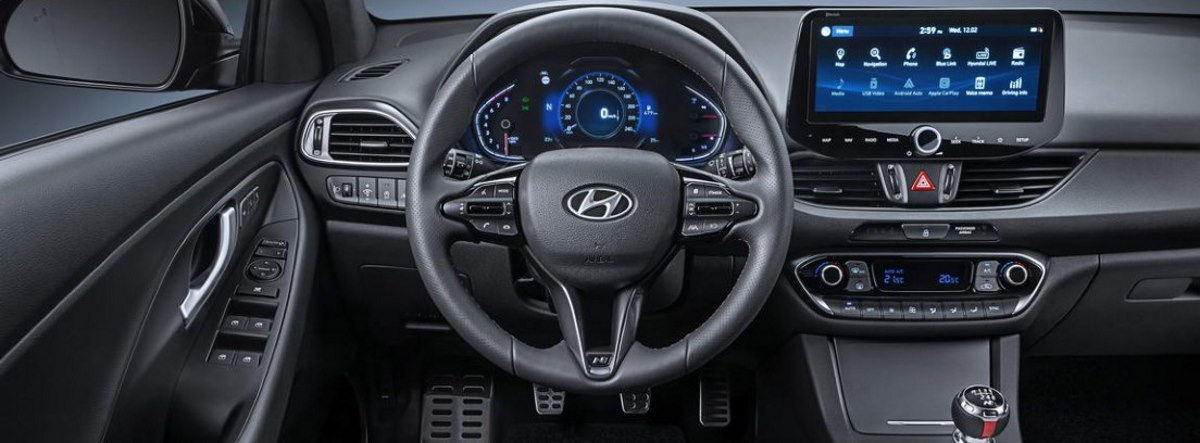 Detalle del volante y la consola del nuevo Hyundai I30 desde el asiento del conductor