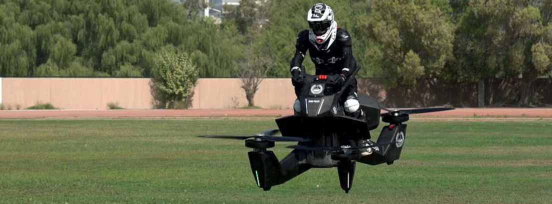 Policía en una de las motos voladoras de Dubái