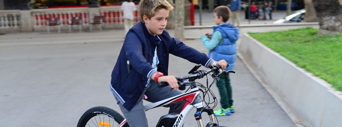 niño con una bicicleta eléctrica