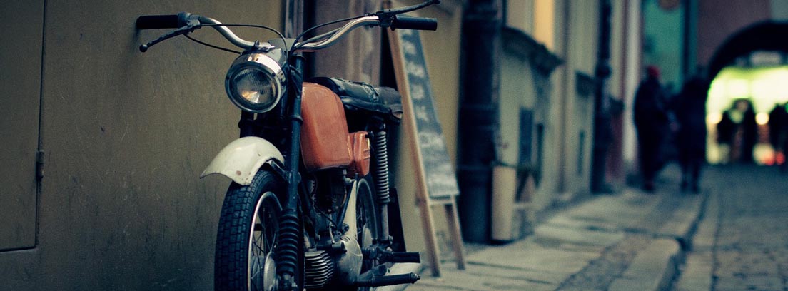 moto antigua aparcada en una calle