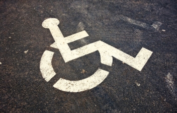 marca en el suelo de un estacionamiento para minusválidos