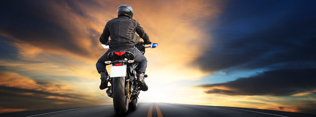 Conductor con chaleco con airbag para moto sobre su motocicleta