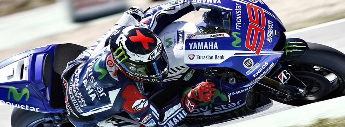 moto de competición Yamaha en un circuito