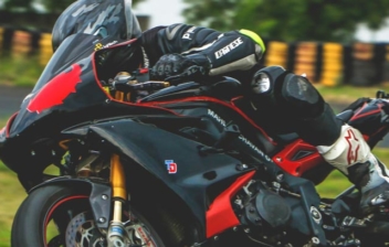 Vista lateral de carenado de moto en competición.