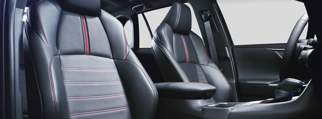 Vista interior de los asientos delanteros del nuevo Toyota Rav4 Plug-In Hybrid