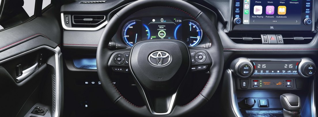 Vista interior del volante y parte de la consola del Toyota Rav4 Plug-In Hybrid